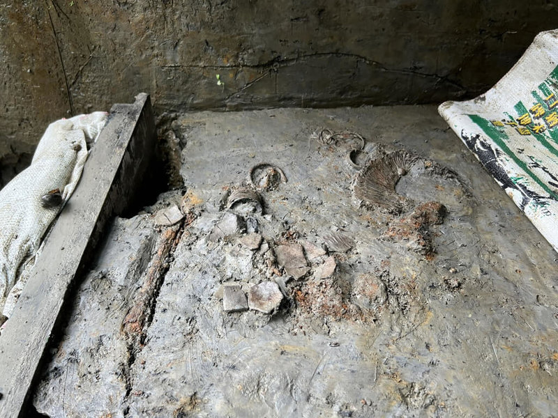 據國家文化資產網資料顯示，魚形金屬編物俗稱「金鯉魚」，為噶瑪蘭族特有文物，極具代表性，目前僅見於墓葬內，顯示為貴重物品及當時生活富庶。而宜蘭大學電資學院擴建工程基地內的考古發掘已進行2年，近期發掘出1件陪葬品（右上角），與文獻所述「金鯉魚」極為相似。（宜蘭縣文化局提供）中央社記者王朝鈺傳真 111年6月18日
