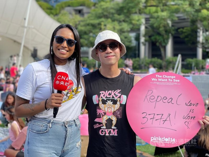 聲援LGBT社群戀愛自由的新加坡「粉紅點」活動18日恢復實體舉辦，民眾Reena（左）、Jonathan（右）到場參與，呼籲廢除備受爭議的刑法377A條文。中央社記者侯姿瑩新加坡攝 111年6月18日