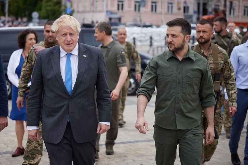 英國首相強生（前左）17日無預警訪問基輔，並預告將啟動一項軍事訓練先鋒計畫。（圖取自instagram.com/zelenskiy_official）
