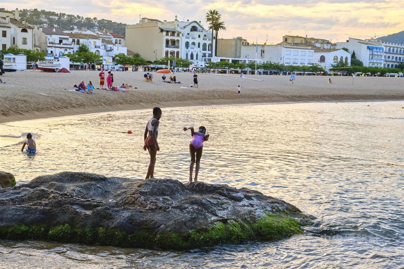 西班牙部分地區出現逾攝氏40度高溫。圖為12日傍晚，孩童們到海灘戲水消暑。中央社記者胡家綺馬德里攝 111年6月13日