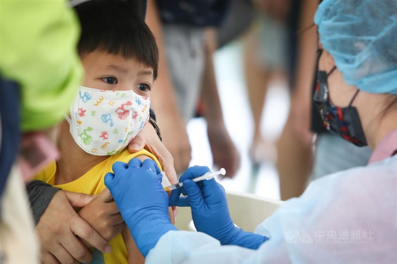 兒童感染COVID-19後恐留後遺症，引發醫界擔憂。圖為台北市兒童第2劑COVID-19疫苗18日開打，以莫德納第2劑為主，西門國小陸續有家長帶著孩子接種疫苗。中央社記者王騰毅攝 111年6月18日