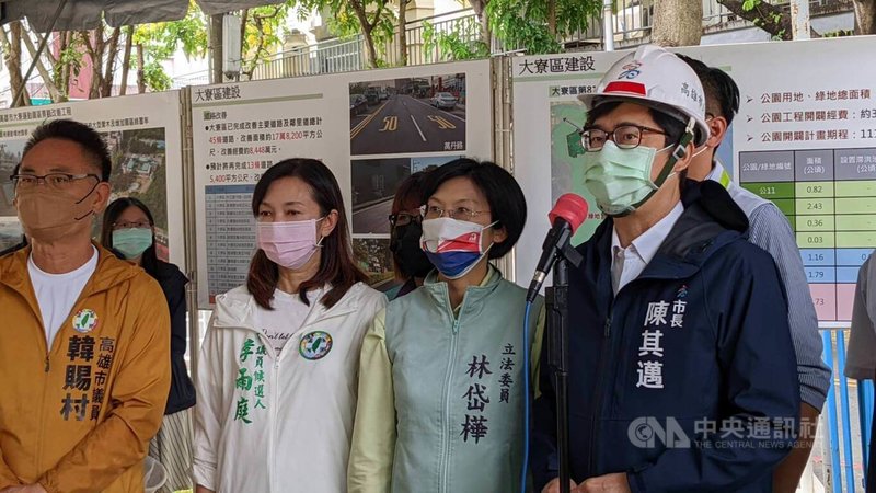 高雄市長陳其邁（右）18日視察大寮運動公園景觀改善工程時受訪表示，疫情已從高原期緩降，且從專責病房空床率變化來看，醫療量能考驗最嚴峻一關已經過去，但民眾防疫仍不可鬆懈。中央社記者曾以寧攝  111年6月18日