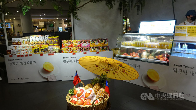 在首爾市內16家現代百貨實體超市及線上平台舉辦的Sweet Taiwan活動，不僅能買到愛文芒果及鳳梨，還有牛軋糖、鳳梨酥、紅豆餅等多樣台灣農產加工食品。中央社記者廖禹揚首爾攝  111年6月18日