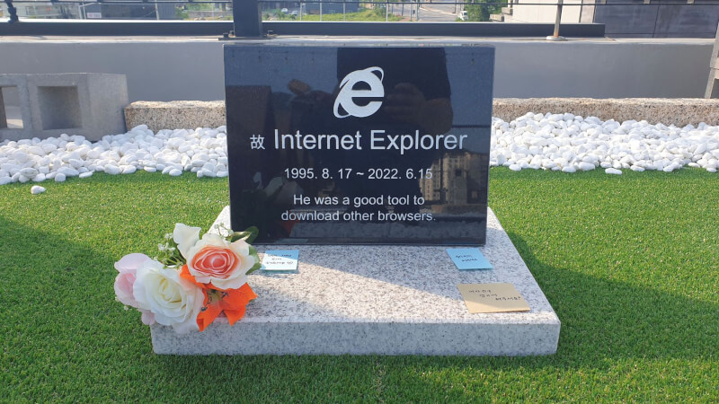微軟IE瀏覽器問世27年後正式終止服務，有韓國工程師特別為IE建造墳墓。（Ki-Young/Handout via 路透社）
