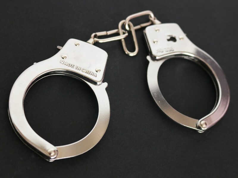 新北市陳姓少年因案遭通緝,15日被桃園市警方逮捕、送往新北地方法院歸案,不料陳姓少年在員警打開中控鎖後衝下車逃逸。(示意圖/圖取自Pixabay圖庫)