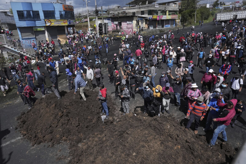 厄瓜多原住民13日發起無限期的反政府抗議活動，陸陸續續有學生、勞工等支持者加入。圖為16日示威者抗議時封鎖街道。（美聯社）