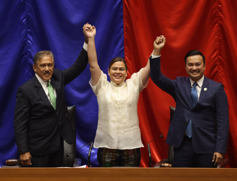 菲律宾副总统当选人萨拉．杜特蒂（中）19日抢先总统当选人小马可仕11天举办就职典礼。图为菲国参院议长索托（左）和众院议长费拉斯柯（右）5月25日宣布萨拉当选副总统。（萨拉竞选团队提供）中央社记者陈妍君马尼拉传真 111年6月19日