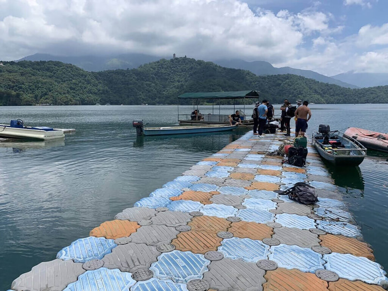 國立水里高級商工職業學校划船隊一名劉姓男學生19日隨隊在日月潭月牙灣水域訓練，結束訓練後休息時，疑因天氣炎熱在湖邊泡水卻溺斃；劉男特地從外地來求學以利加入划船隊，今年更獲全中運團體賽銅牌，突然離世讓師生難過。（民眾提供）中央社記者蕭博陽南投傳真  111年6月19日