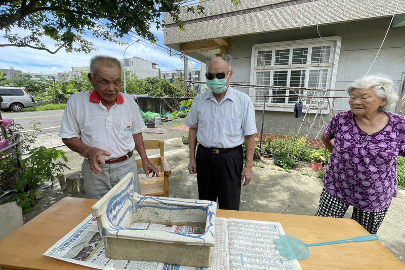 台南山上花園水道博物館人員進行田野調查，山上區民吳子中（左）提供一個日治時期馬桶便器，將由專家進一步考據。（台南市文化局提供）中央社記者楊思瑞台南傳真 111年6月19日