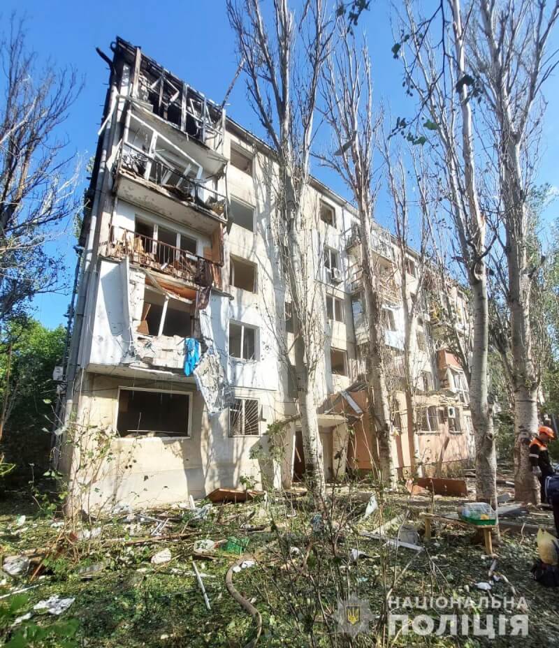 俄羅斯國防部說，他們在烏克蘭城市尼古拉耶夫摧毀10座榴彈砲和多達20輛軍車，這些裝備是在過去10天由西方國家提供的。圖為18日尼古拉耶夫房屋遭俄軍摧毀。（圖取自facebook.com/UA.National.Police）