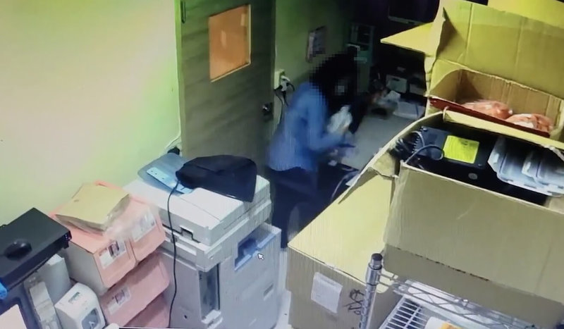 花蓮縣農業處1女公務員16日到某咖啡店借廁所，店家因廁所損壞不外借，她竟闖進辦公室小便，過程被監視器錄下；縣府將對此員失當行為懲處。（民眾提供）中央社記者李先鳳傳真 111年6月19日
