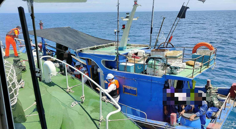 中國籍流刺網漁船「閩惠漁04236號」,駛入澎湖目斗嶼海域作業,澎湖海巡隊前往查緝,人船押返。(澎湖海巡隊提供)中央社 111年6月19日