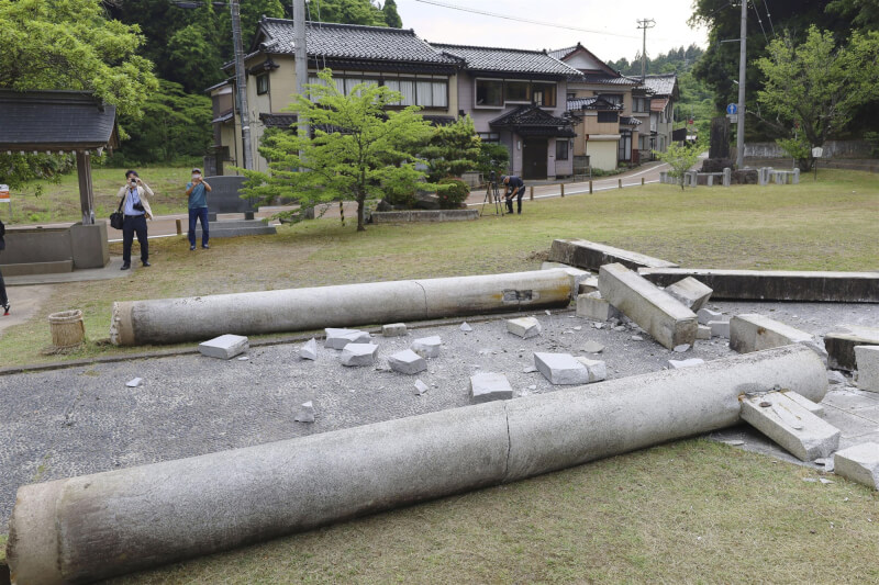 日本石川縣能登地方19日發生推估規模5.4地震，傳出輕微災情，包括神社內石鳥居倒塌。（共同社）
