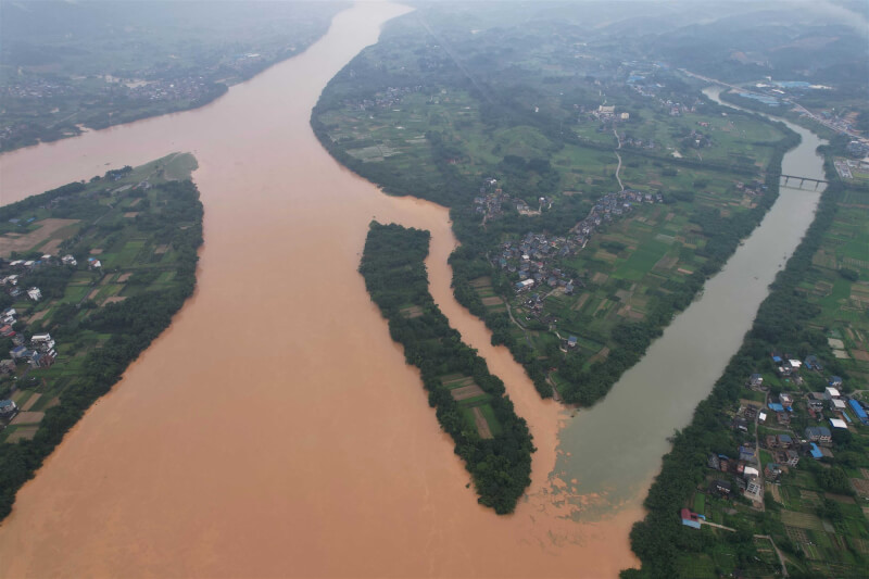 中國水利部表示，珠江流域可能發生流域性大洪水。圖為特大暴雨過後，19日珠江上游在融江和浪溪江交匯處出現「涇渭分明」景象。（中新社）
