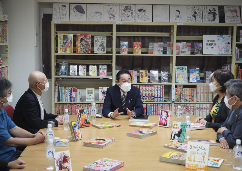 日本首相岸田文雄（中）19日與日本漫畫家們座談。（共同社）