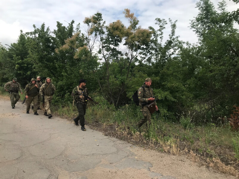 烏克蘭武裝部隊19日指出，烏軍在東部城巿北頓內茨克附近擊退俄羅斯攻擊。圖為烏克蘭志願士兵。（圖取自facebook.com/GeneralStaff.ua）