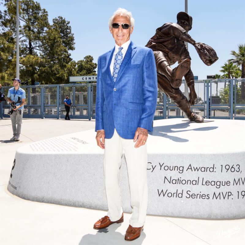 美國職棒洛杉磯道奇隊18日為傳奇左投手山迪．柯法克斯的雕像舉行揭幕儀式，現年86歲的本尊（前）親自出席。（圖取自facebook.com/Dodgers）
