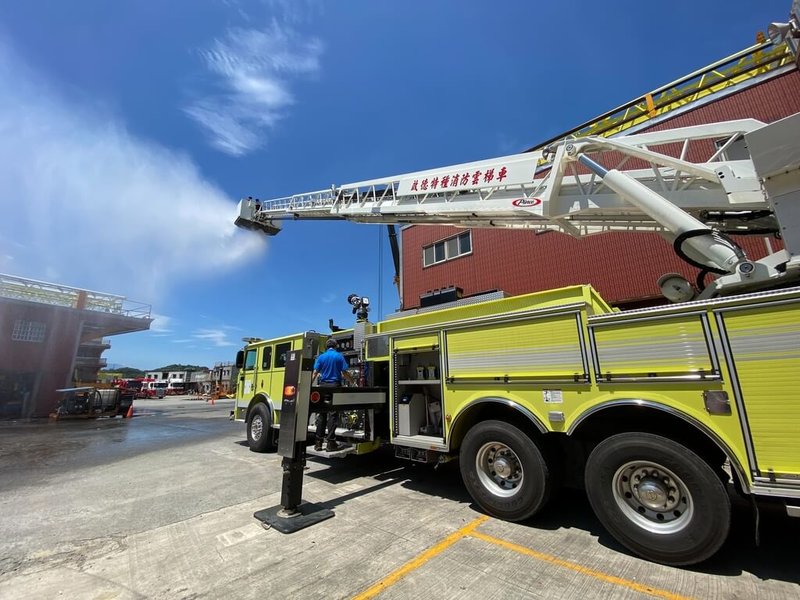 新竹縣一家企業自購專為危險環境設計的「工業消防雲梯車」，將無償提供消防人員協助各地火場救災。（讀者提供）中央社記者郭宣彣傳真  111年6月20日