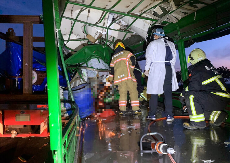 台61線嘉義縣布袋路段20日發生大貨車追撞停在內線道故障車輛曳引車,消防員到場利用破壞器材搶救困在車內的駕駛,但大貨車宋姓駕駛已當場死亡。(嘉義縣消防局提供)中央社記者黃國芳傳真 111年6月20日