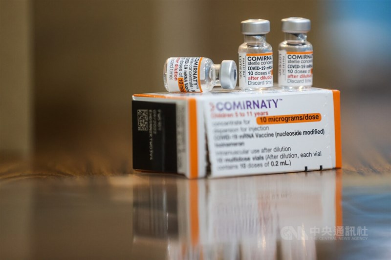 今年第3批採購輝瑞BNT兒童劑型疫苗50.4萬劑20日上午抵台。圖為施打後的BNT疫苗空瓶。（中央社檔案照片）