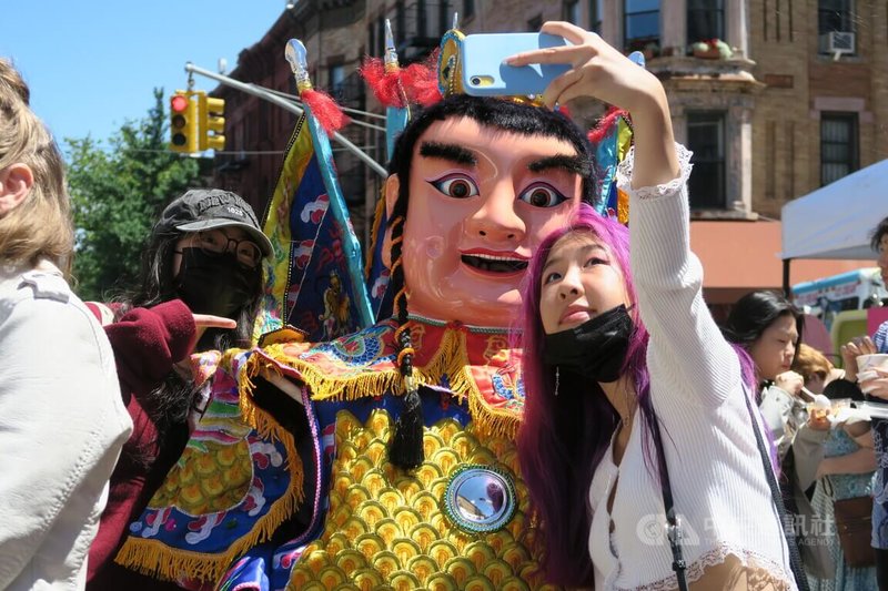 COVID-19疫情趨緩，停辦兩年的台灣文化活動轉型成街坊節TaiwanFest，19日在紐約布魯克林舉辦，民眾與三太子合影。中央社記者尹俊傑紐約攝  111年6月20日