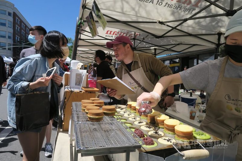 COVID-19疫情趨緩,停辦兩年的台灣文化活動轉型成街坊節TaiwanFest,19日在紐約布魯克林舉辦,車輪餅攤位生意興隆。中央社記者尹俊傑紐約攝 111年6月20日