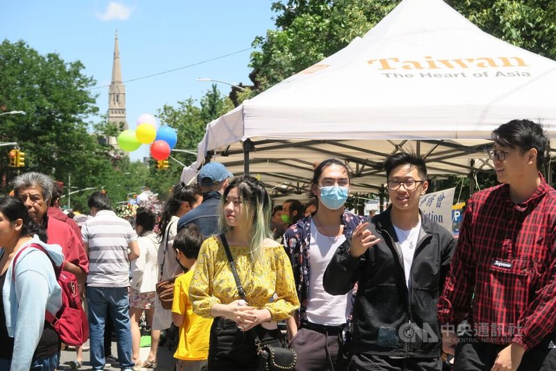 COVID-19疫情趨緩,台灣市集睽違3年重返紐約街頭,呈現美食、歌舞及多樣文創商品,人潮絡繹不絕。中央社記者尹俊傑紐約攝 111年6月20日