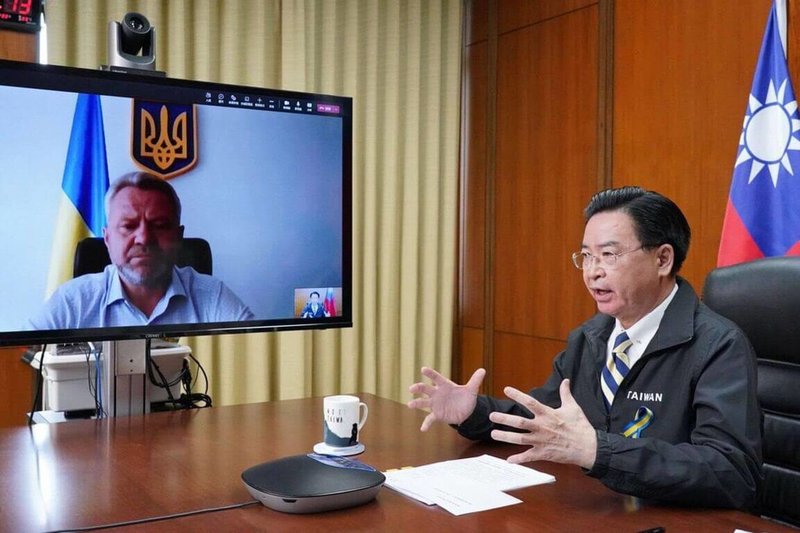 外交部長吳釗燮與烏克蘭布查市長費德魯克視訊通話,代表台灣捐贈50萬美元。(外交部提供)中央社記者黃雅詩傳真 111年6月20日