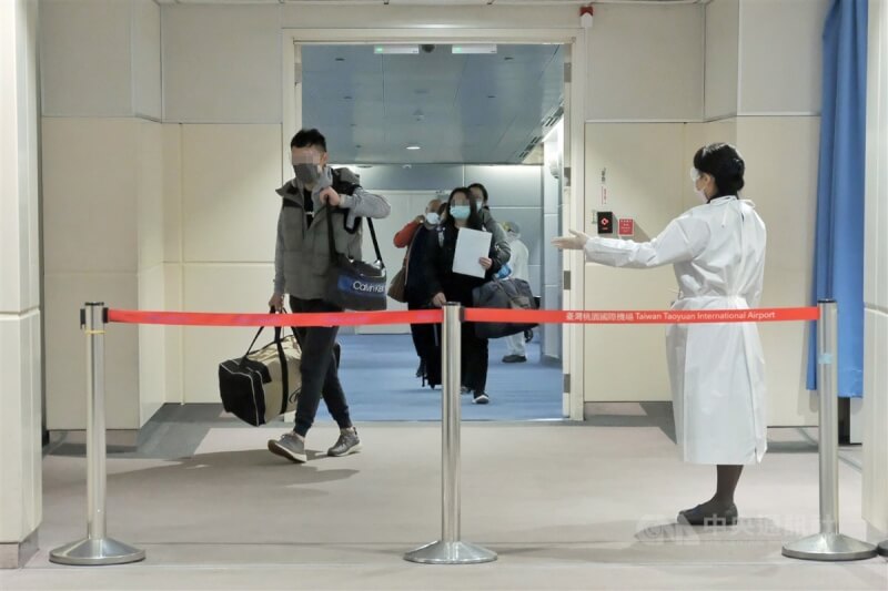 圖為桃園機場入境旅客，圖中人物與非新聞當事人。（中央社檔案照片）