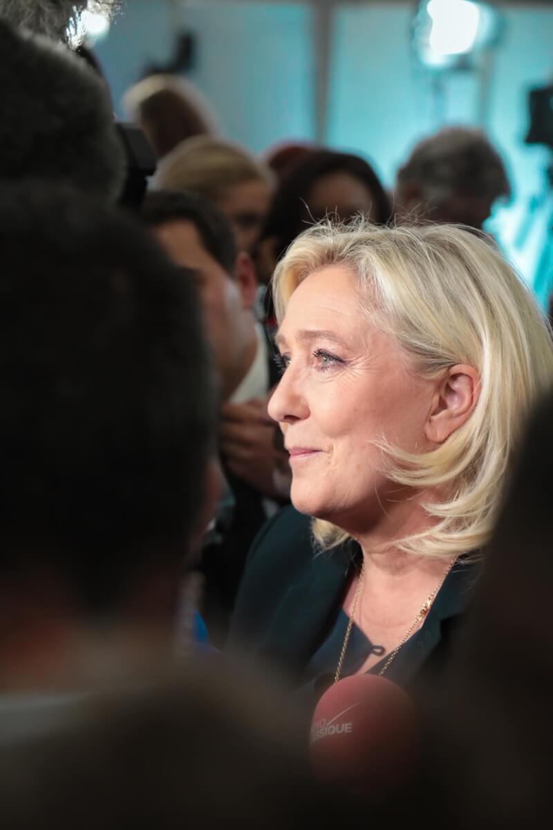 法國極右派19日在國會選舉取得歷史性的成功，瑪琳．雷朋領導的「國民聯盟」贏得國會89席，遠高於2012年僅2席、2017年僅8席。（圖取自facebook.com/MarineLePen）