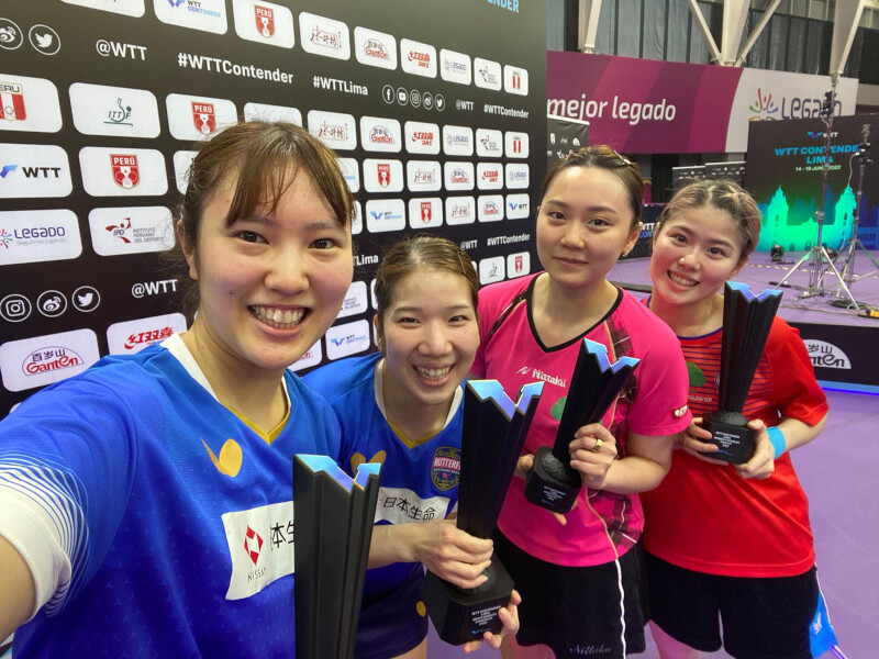 台灣桌球女雙組合鄭先知（右2）與黃郁雯（右1）20日在WTT利馬挑戰賽女雙決賽不敵日本組合，屈居亞軍。（圖取自twitter.com/WTTGlobal）