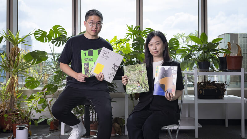 「美感細胞」協會共同創辦人何富菁（右）和陳慕天（左）自大學學生會相識，如今結為夫妻，更是持續推動教科書再造計畫的好夥伴。（攝影：趙世勳）