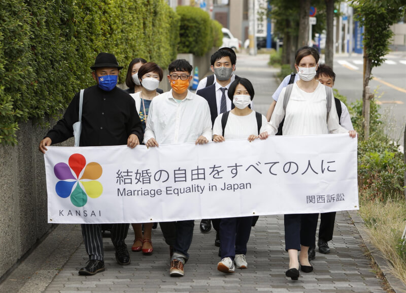 日本大阪地方法院20日判決，日本政府不承認同性婚姻沒有違憲。圖為20日原告前往大阪地方法院表達訴求。（共同社）