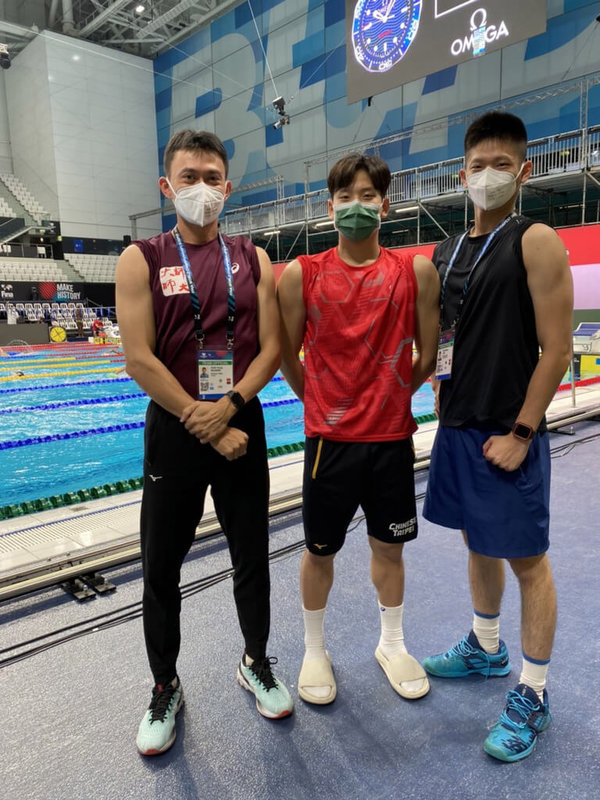 「台灣蝶王」王冠閎(中)20日在世界游泳錦標賽男子200公尺蝶式預賽,繳出1分56秒87,排名分組第6,總排名第16,成為台灣首名游進世錦賽準決賽的男選手。(教練黃智勇提供)中央社記黃巧雯傳真 111年6月20日