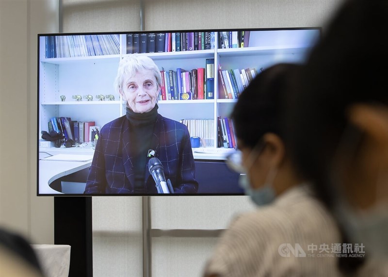 唐獎教育基金會21日舉行記者會,公布第5屆唐獎法治獎由法學專家雪柔.頌德絲(Cheryl Saunders)獲獎,頌德絲透過影片致意。中央社記者謝佳璋攝 111年6月21日