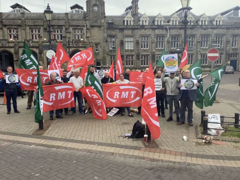 英國上萬名鐵路員工因為薪資與勞務爭議宣布罷工，為30年來規模最大鐵路罷工。（圖取自facebook.com/RMTunion）