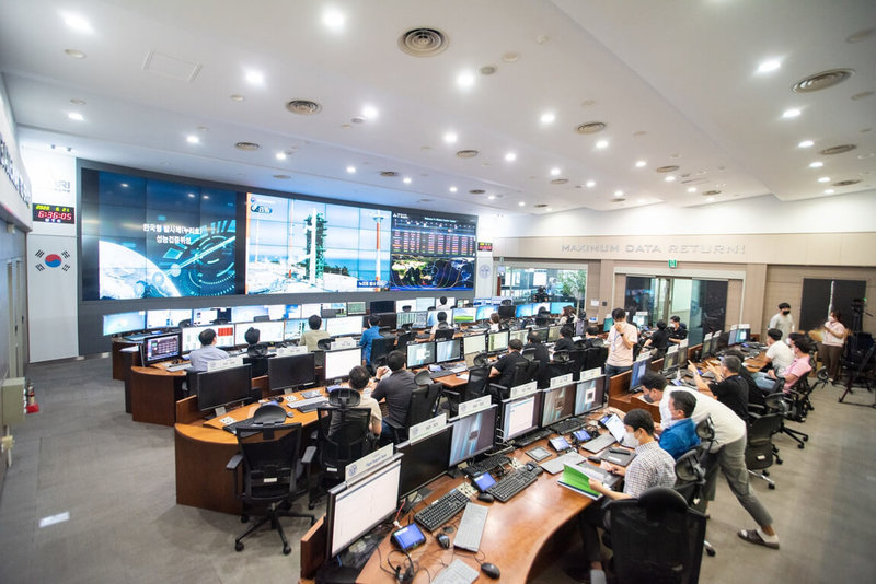 世界號（NURI，KSLV-II）運載的模擬實驗衛星在發射40多分鐘後首次與地面通訊，圖為位於航宇研大田本部的衛星營運控制中心。（韓國航宇研提供）中央社記者廖禹揚首爾傳真 111年6月21日