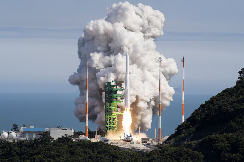 韓國21日在全羅南道高興郡羅老宇宙中心成功發射自主研製的運載火箭世界號（NURI，KSLV-II）。（韓國航宇研提供）中央社記者廖禹揚首爾傳真 111年6月21日