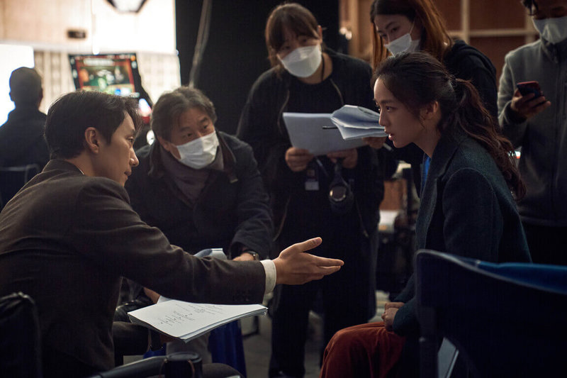 不諳韓文的湯唯（右）在韓國電影「分手的決心」中飾演中國女子「瑞萊」，特別感謝導演朴贊郁（左2）與男主角朴海日（左1）的協助。（CJ娛樂提供）中央社記者廖禹揚傳真 111年6月21日