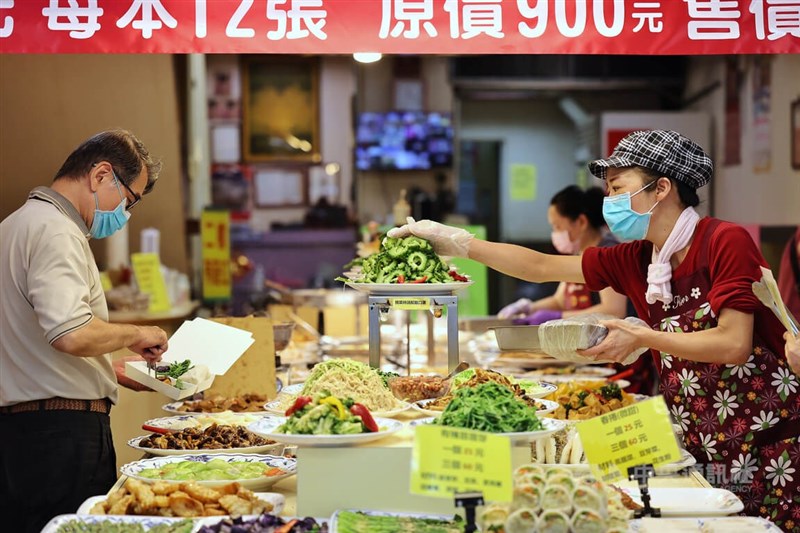 行政院主計總處指出，民眾每天花費較多的食物類價格方面，台灣在亞洲國家中漲幅相對較高，1月至5月漲5.8%。圖為民眾午餐時間在台北市中正區一家自助餐店挑菜，工作人員也忙著補菜。（中央社檔案照片）