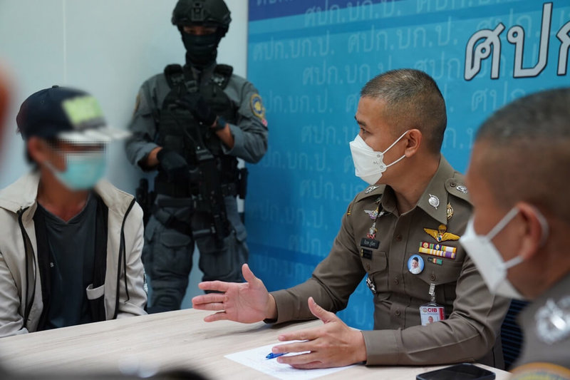 在台湾犯下双尸命案的王姓嫌犯17日向泰国警方投案。警方调查发现，包括王嫌在内共有3人涉案。第3名嫌犯（左）21日在泰北清莱遭警方逮捕，随后被带到曼谷由中央调查办公室指挥官吉拉波（右2）讯问。（泰国警方提供）中央社记者吕欣憓曼谷传真 111年6月21日
