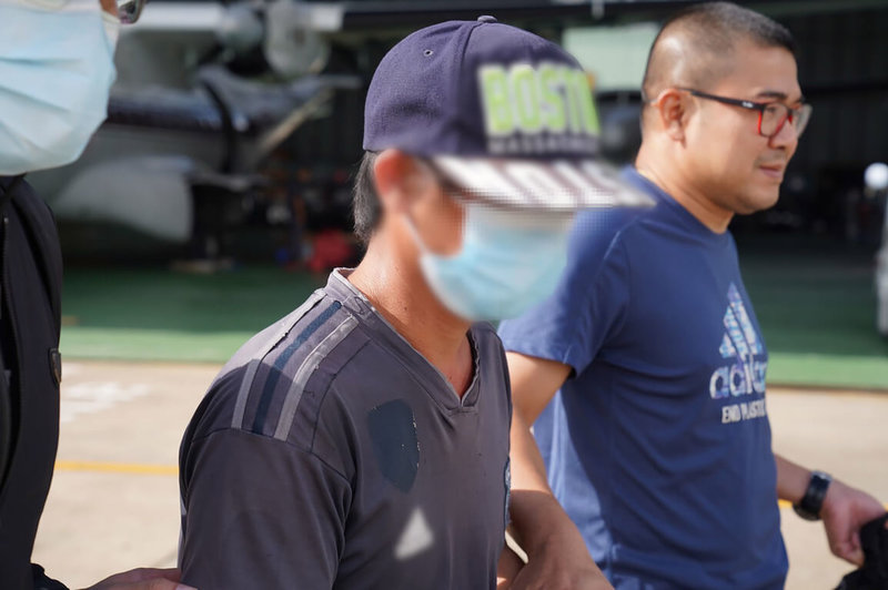 在台湾犯下双尸命案的王姓嫌犯17日向泰国警方投案。警方调查发现，包括王嫌在内共有3人涉案。第3名嫌犯21日在泰北清莱向警方投案（脸打马赛克者）。（泰国警方提供）中央社记者吕欣憓曼谷传真 111年6月21日