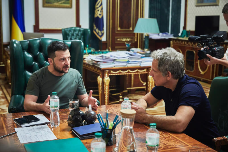 好萊塢喜劇演員班史提勒（右）20日造訪基輔會晤烏克蘭總統澤倫斯基（左），盛讚澤倫斯基是「我的英雄」。（圖取自twitter.com/BenStiller）