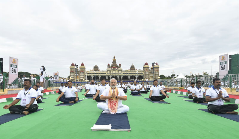 國際瑜珈日印度總理莫迪（前中）率萬人做瑜珈。（圖取自twitter.com/narendramodi）