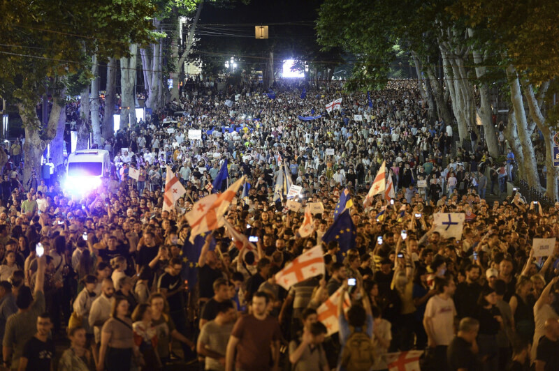 喬治亞20日至少有12萬人在首都特比利西上街遊行，對喬治亞尋求加入歐盟表達支持。（美聯社）