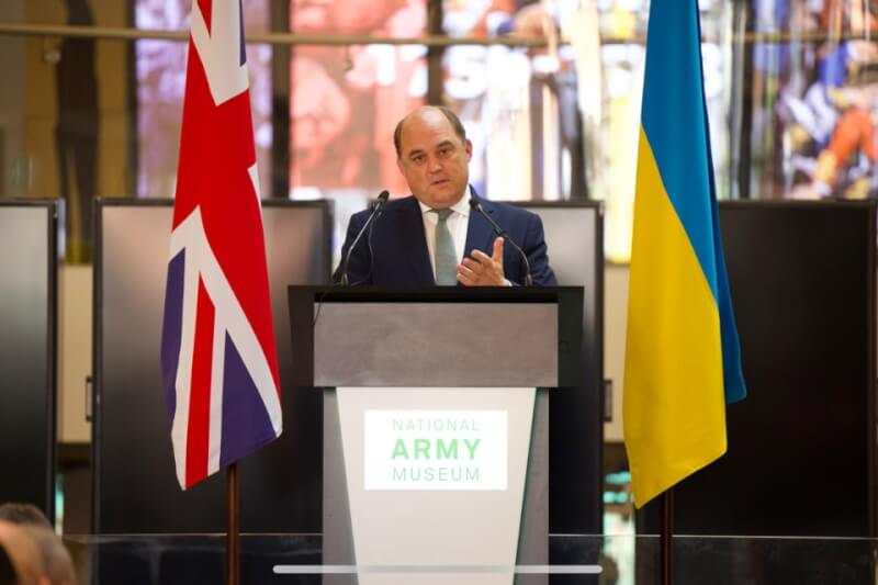 英國國防大臣華勒斯20日召集13家軍工業者舉行會議，商討如何加速軍備研發生產，以利及時提供烏克蘭有助致勝的軍援。（圖取自英國政府網頁gov.uk）