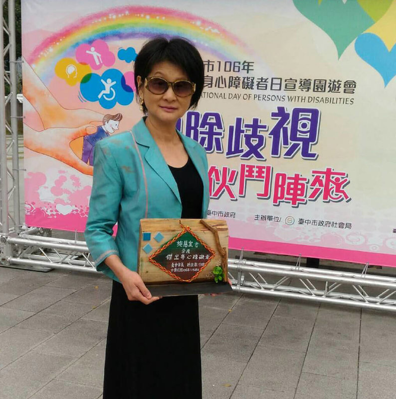 台中有一群由後天視障者組成的「眼不玩陶笛樂團」,其中團長施慧宜因患有罕病「史蒂芬強森症候群」失明,她也從過去逃避、接受幫助的弱勢者,轉變為助人角色,更曾獲中市傑出身心障礙者表揚。(施慧宜提供)中央社記者蘇木春傳真 111年6月22日