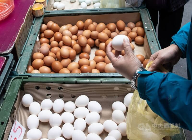 張姓民眾指控台北市某食糧行規定購買雞蛋須先達成最低消費，涉嫌強賣。法院認為只是銷售手法，日前裁定不罰。（中央社檔案照片）