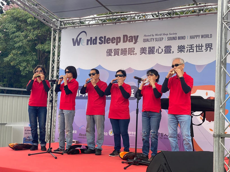 一群由後天視障者組成的「眼不玩陶笛樂團」,近年常四處進行公益演出,分享音樂美好,譜出動聽的人生新樂章。台灣盲人重建院中部服務中心主任巫承宗則表示,樂團不僅是休息娛樂,更是人際互動,讓視障者能走出去讓社會大眾認識。(台灣盲人重建院中部服務中心提供)中央社記者蘇木春傳真 111年6月22日