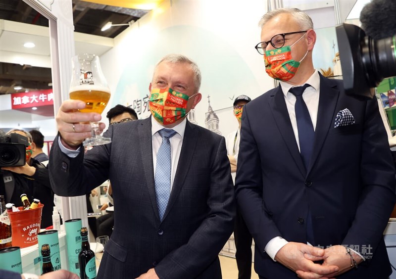 2022台北國際食品展22日在南港展覽館舉行，立陶宛農業部政務次長吉爾卓帝斯（Egidijus Giedraitis）（左）參觀立陶宛攤位，舉起一杯精釀啤酒。中央社記者鄭傑文攝 111年6月22日
